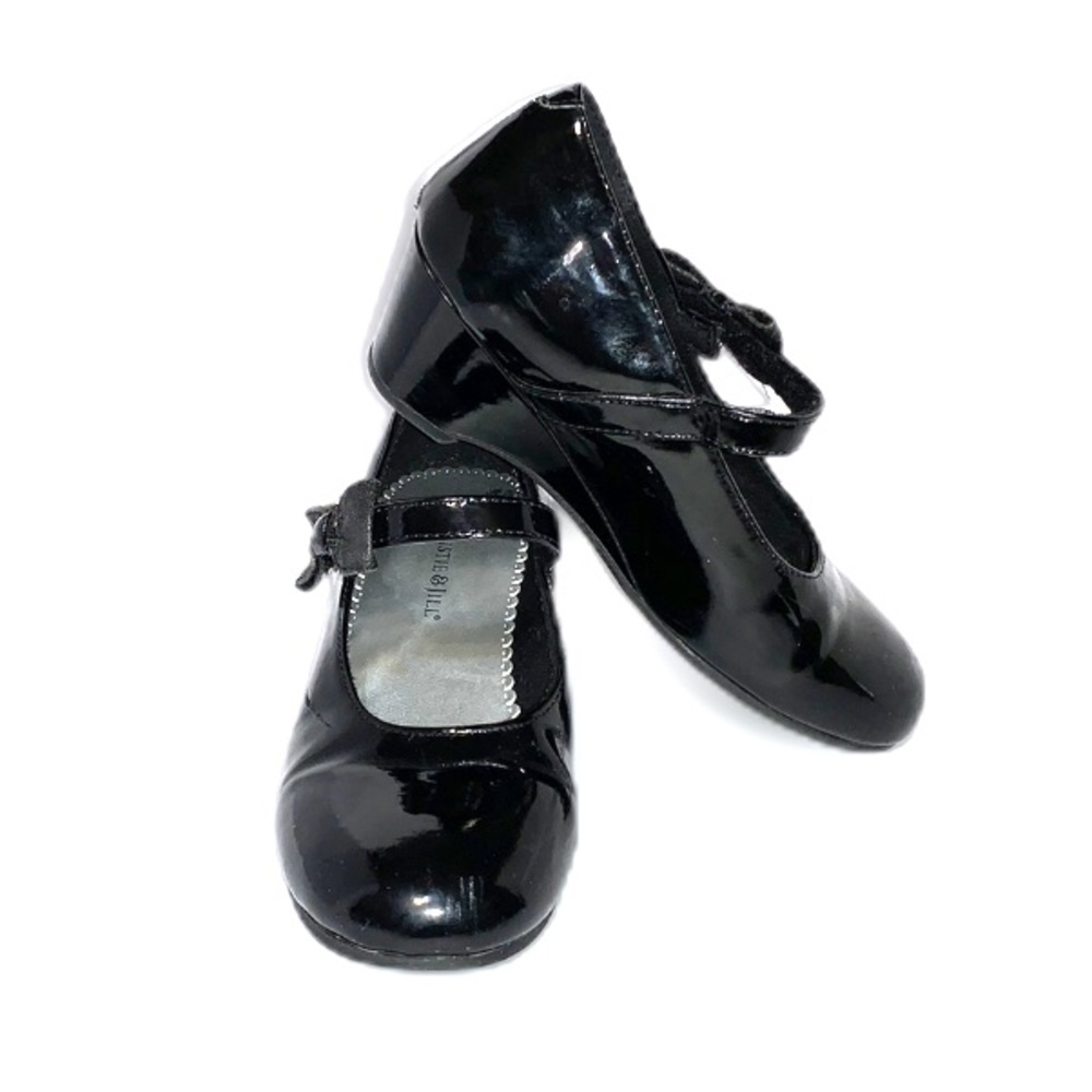 Girls size 1 patten leather black dress shoes.